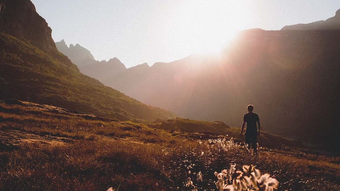A person outdoors in bright sun applying mineral sunscreen — the salt+blue guide to daily sun protection
